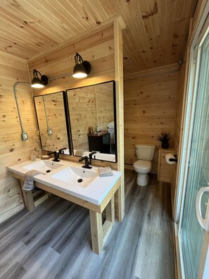 Regadera, toallas, jabón, papel de baño