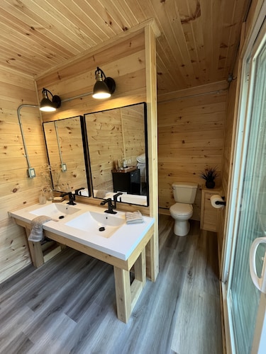 Cozy tiny home, immersed in the forest, overlooking the pond!