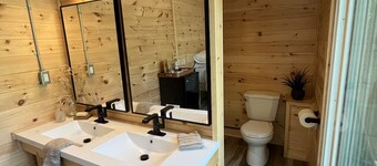 Cozy tiny home, immersed in the forest, overlooking the pond!