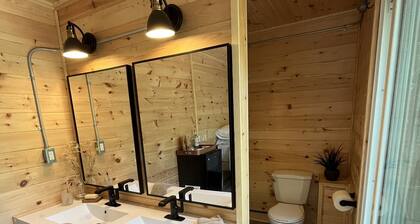 Cozy tiny home, immersed in the forest, overlooking the pond!