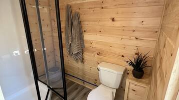 淋浴设施、毛巾、肥皂、卫生纸