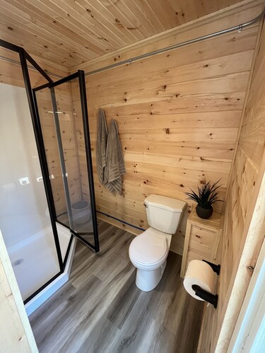 Cozy tiny home, immersed in the forest, overlooking the pond!