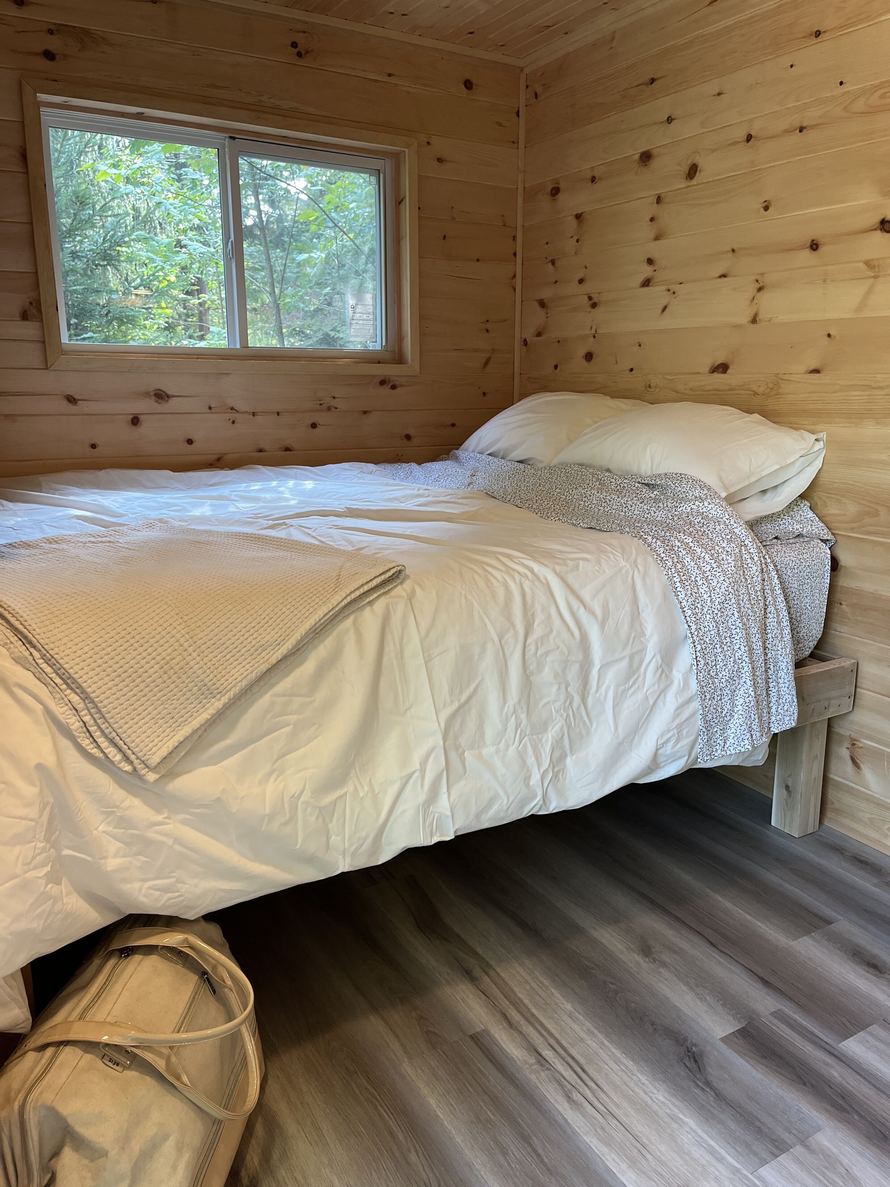 1 bedroom, bed sheets