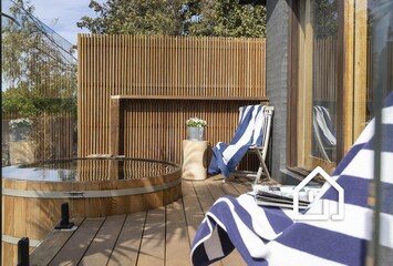 Cedar hot tub with complimentary heating, suitable for bathing all year round
