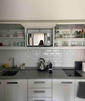 Refrigerador, microondas, cafetera/tetera, tostadora