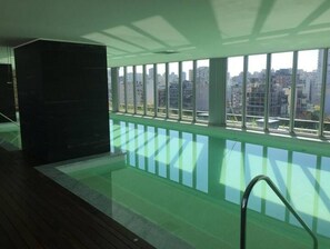 Una piscina techada, una piscina al aire libre