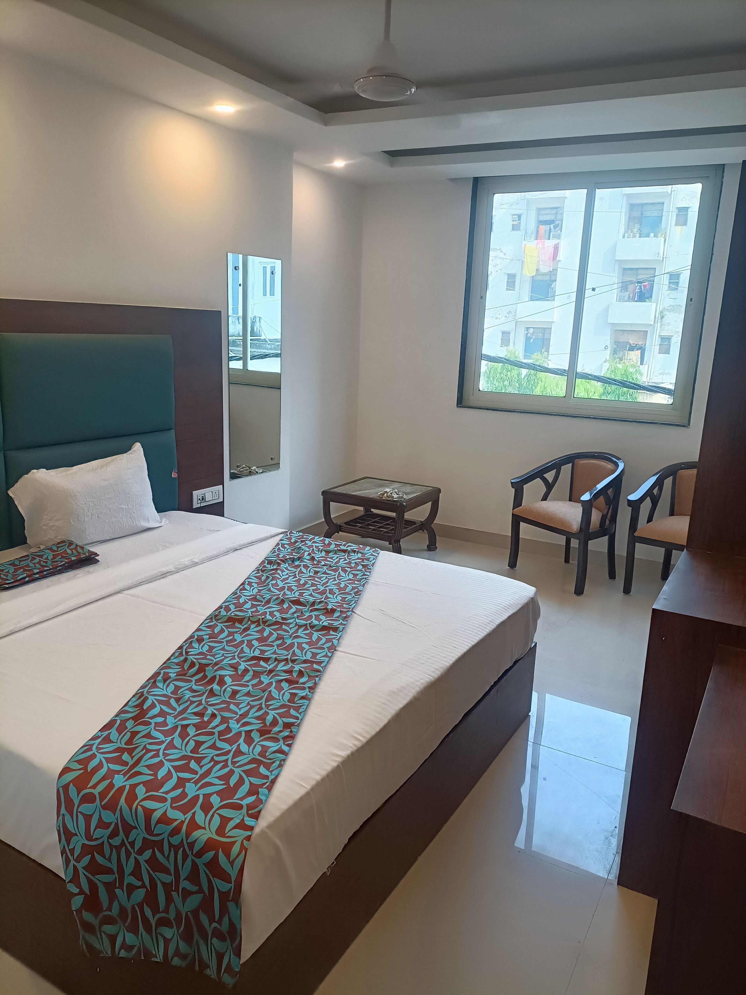 deluxe double room | street view