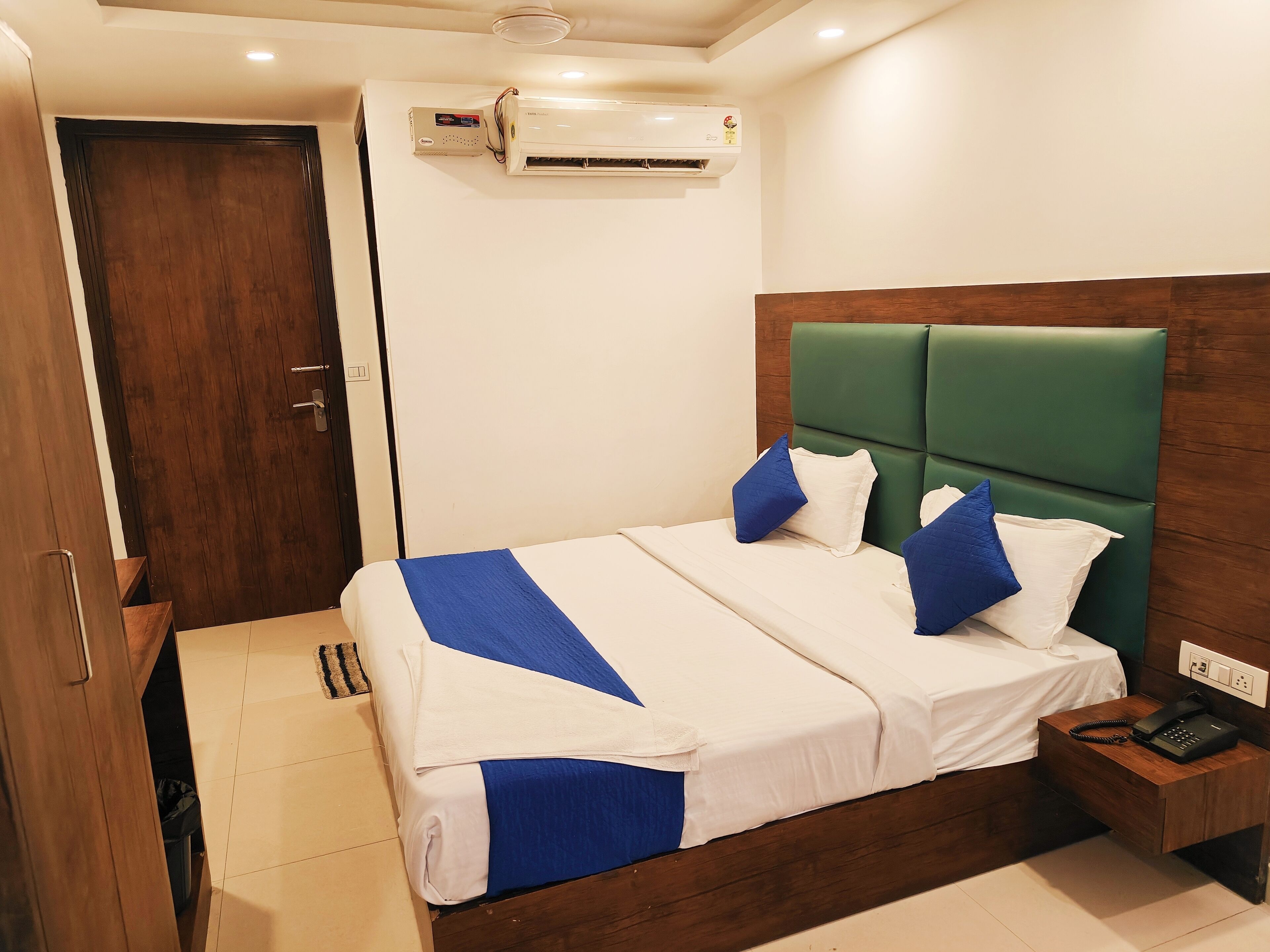 egyptian cotton sheets, premium bedding, down duvets, pillow-top beds