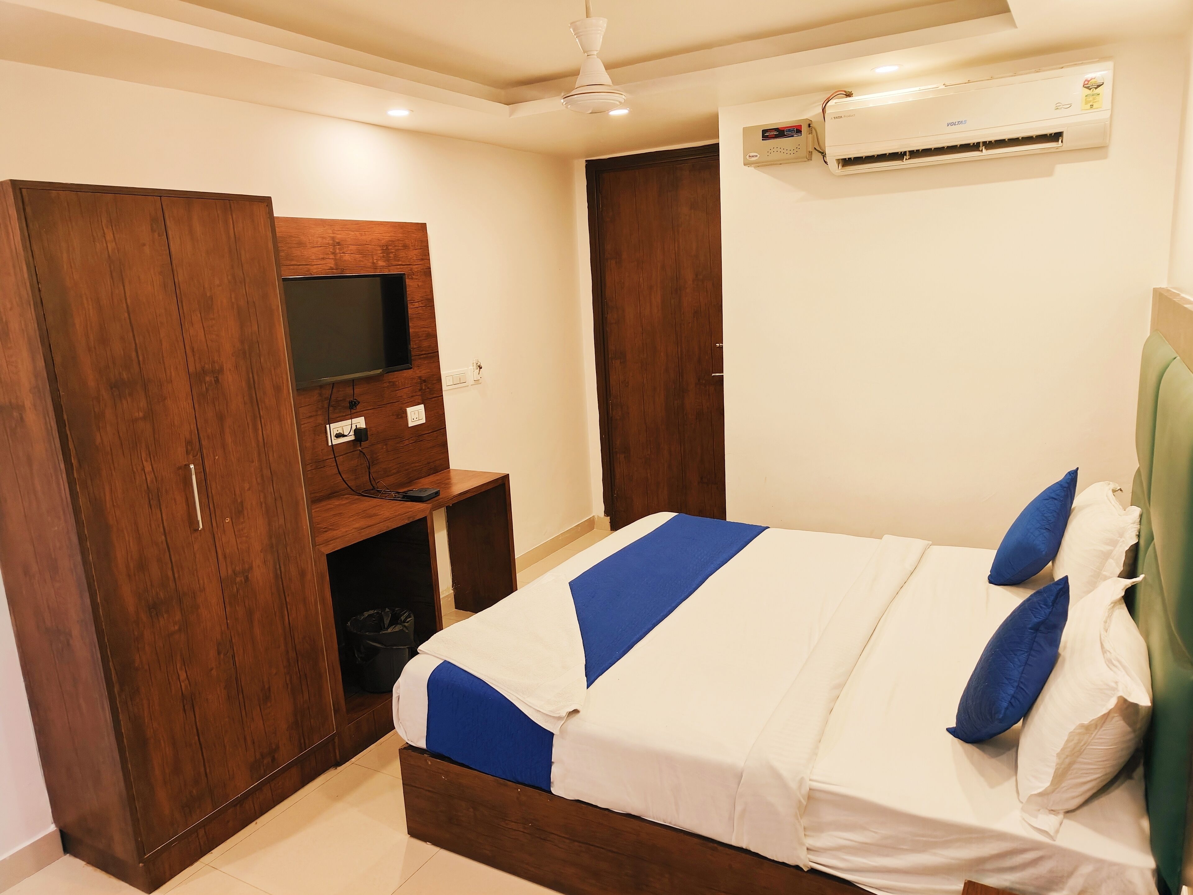 42-inch led tv with cable channels, fireplace, netflix