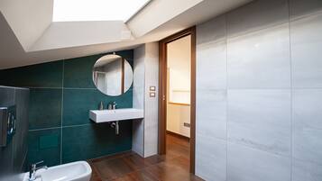 Dusche, Haartrockner, Bidet, Handtücher