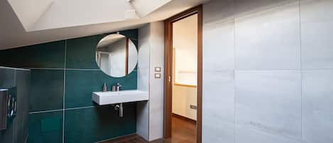 Een douche, een haardroger, een bidet, handdoeken