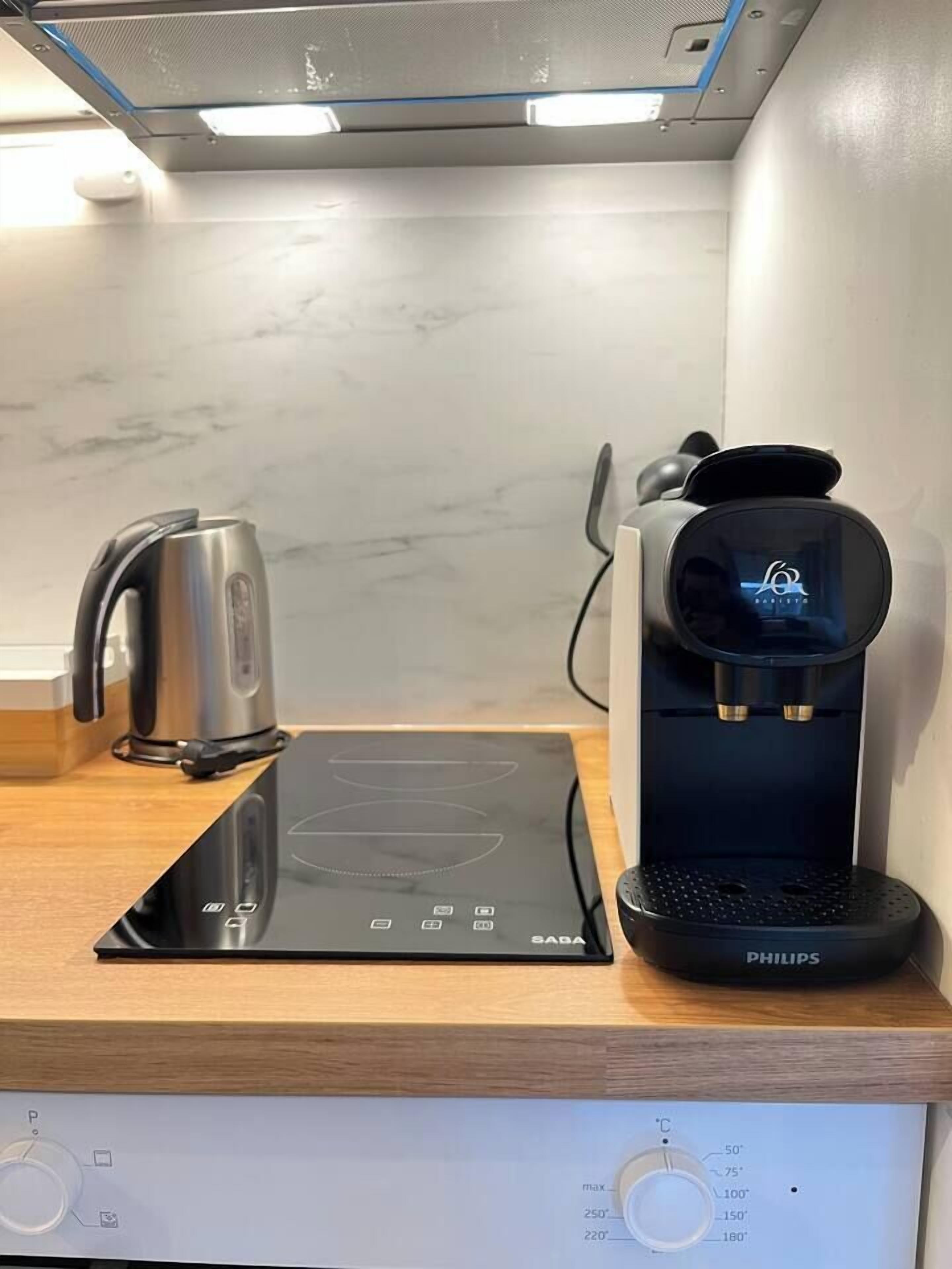 Réfrigérateur, micro-ondes, cafetière/bouilloire