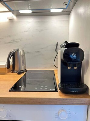 Een koelkast, een microgolfoven, een koffiezetapparaat/waterkoker