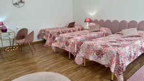Design-Dreibettzimmer | Zimmersafe, schallisolierte Zimmer, kostenloses WLAN