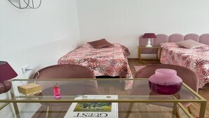 Design-Dreibettzimmer | Zimmersafe, schallisolierte Zimmer, kostenloses WLAN
