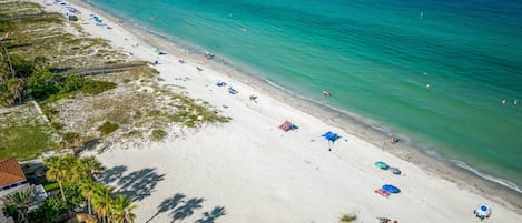 Ubicación a pie de playa, tumbonas y toallas de playa