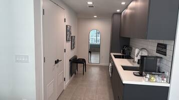 Studio Premier | Bếp riêng | Tủ lạnh, lò vi sóng, lò nướng, bếp nấu