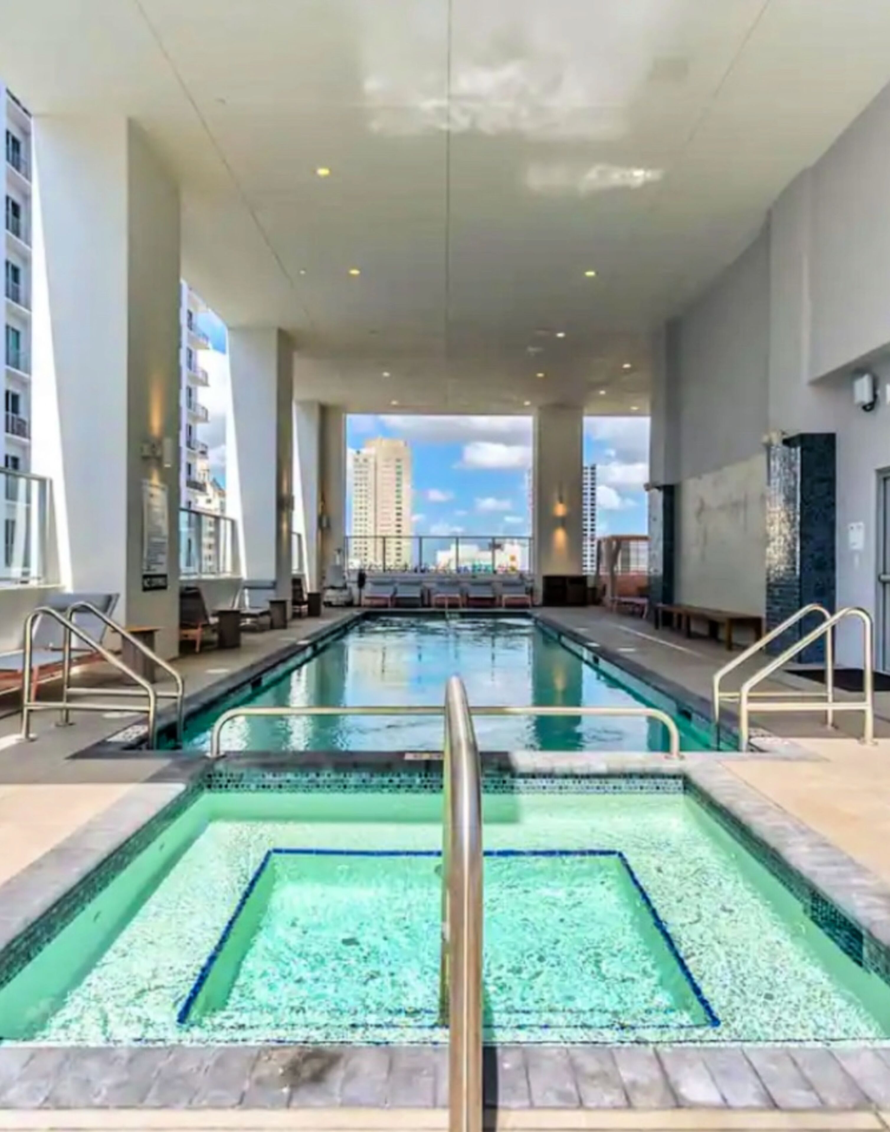 Utomhuspool och gratis cabanor