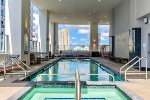Outdoor pool, free pool cabanas