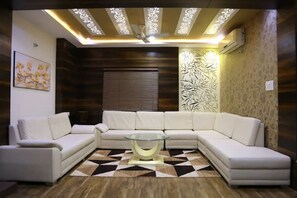 TV - Flat in Hyderabad Luxury (TOLI CHOWKI)