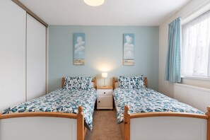 3 bedrooms, iron/ironing board, travel crib, free WiFi - Oaklands - Lovely Cottage, Walk to Beach (Saundersfoot)