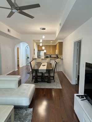 Smart TV - GATED 3 BED, 2 BATH CONDO/APT NEAR DISNEY AND UNIVERSAL. POOL, PARKING, SHOPPING (Kissimmee)