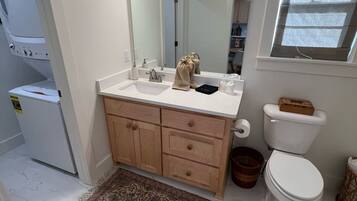 Séchoir à cheveux, serviettes fournies, savon, shampooing