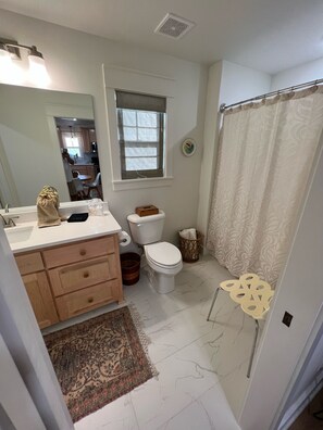 Een haardroger, handdoeken, zeep, shampoo