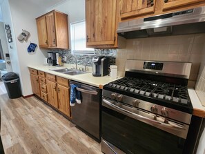 Een koelkast, een microgolfoven, een oven, een kookplaat