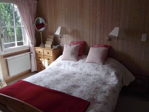 3 slaapkamers, een strijkplank/strijkijzer, wifi, beddengoed