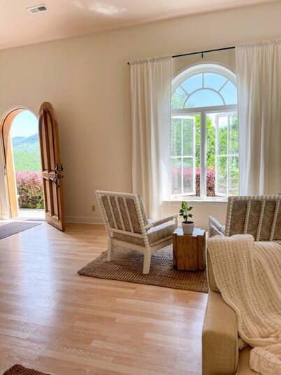 Elegant Italian Villa Smoky Mt