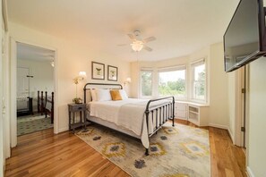 6 chambres, bureau, fer et planche à repasser, lit parapluie