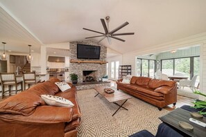 Smart-TV, Kamin, Stereoanlage