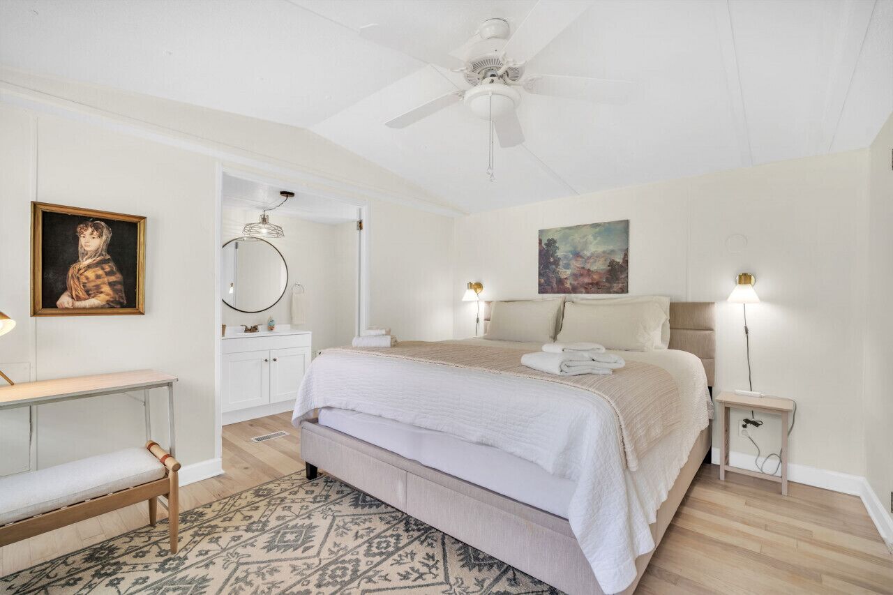 4 soverom, skrivebord, strykejern/-brett og reiseseng for barn