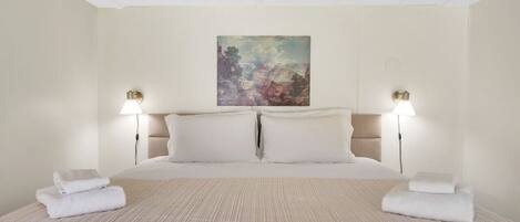 4 chambres, bureau, fer et planche à repasser, lit parapluie