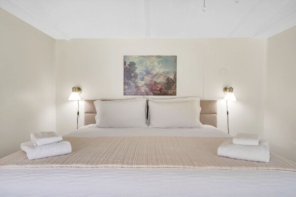 4 soveværelser, skrivebord, strygejern/strygebræt, weekendseng