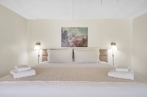 Quaint & Quiet w/ King Bed