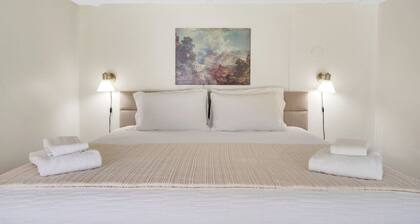 Quaint & Quiet w/ King Bed