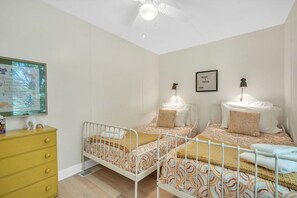 4 dormitorios, escritorio, tabla de planchar con plancha y cuna de viaje