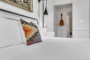1 bedroom, iron/ironing board, travel cot, WiFi - Cozy, Bright Suite w/ King Bed (Travelers Rest)