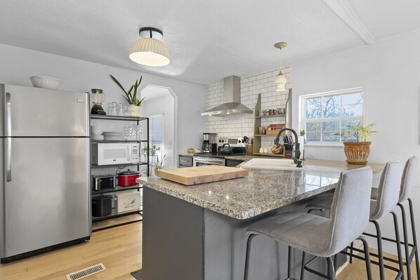 Réfrigérateur, micro-ondes, four, plaque de cuisson