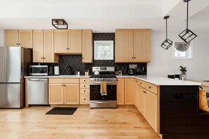 Fridge, microwave, oven, stovetop - Midtown Modern - an urban condo walkable to restaurants, shopping, and the bay (Traverse City)