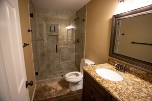 Dusche, Haartrockner, Handtücher, Toilettenpapier