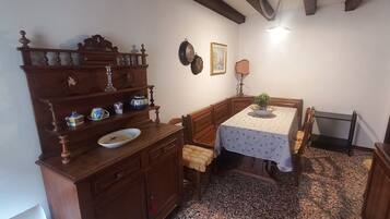 Comfort appartement | Privékeuken | Een koelkast, een oven, kookgerei, borden en bestek, een keukeneiland