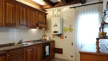 Departamento Confort | Cocina privada | Refrigerador, horno, utensilios de cocina y isla de cocina