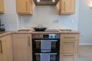 Apartemen | Dapur pribadi | Lemari es, microwave, oven, dan kompor