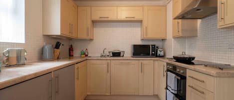 Departamento | Cocina privada | Refrigerador, microondas, horno y parrilla de estufa