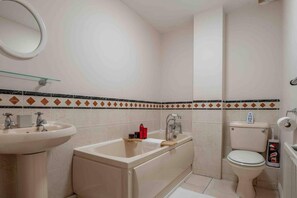 Apartamento | Baño | Ducha, secador de pelo y toallas