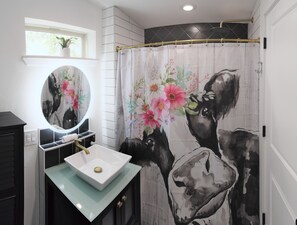 Een douche, een haardroger, handdoeken, zeep