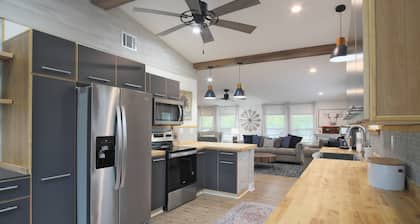 Farmhouse close to Galveston Bay & Beaches, Kemah. Boating, Fishing& Kayaking